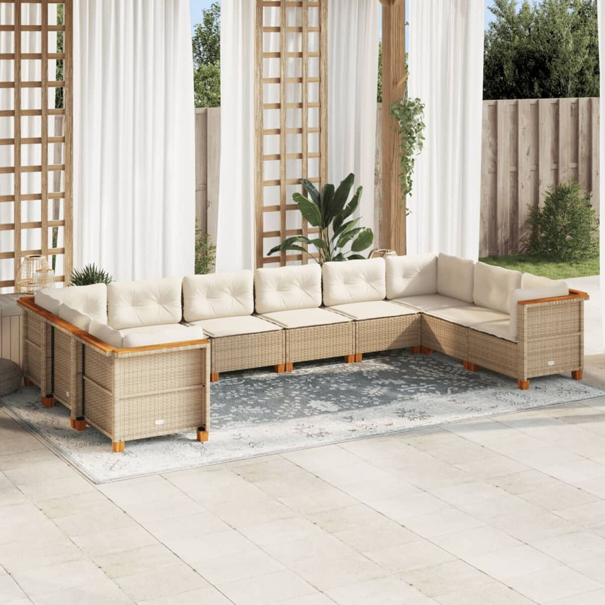 Beiges Rattan-Ecksofa-Set für den Außenbereich mit Kissen. Auf einem hellblauen Teppich platziert.