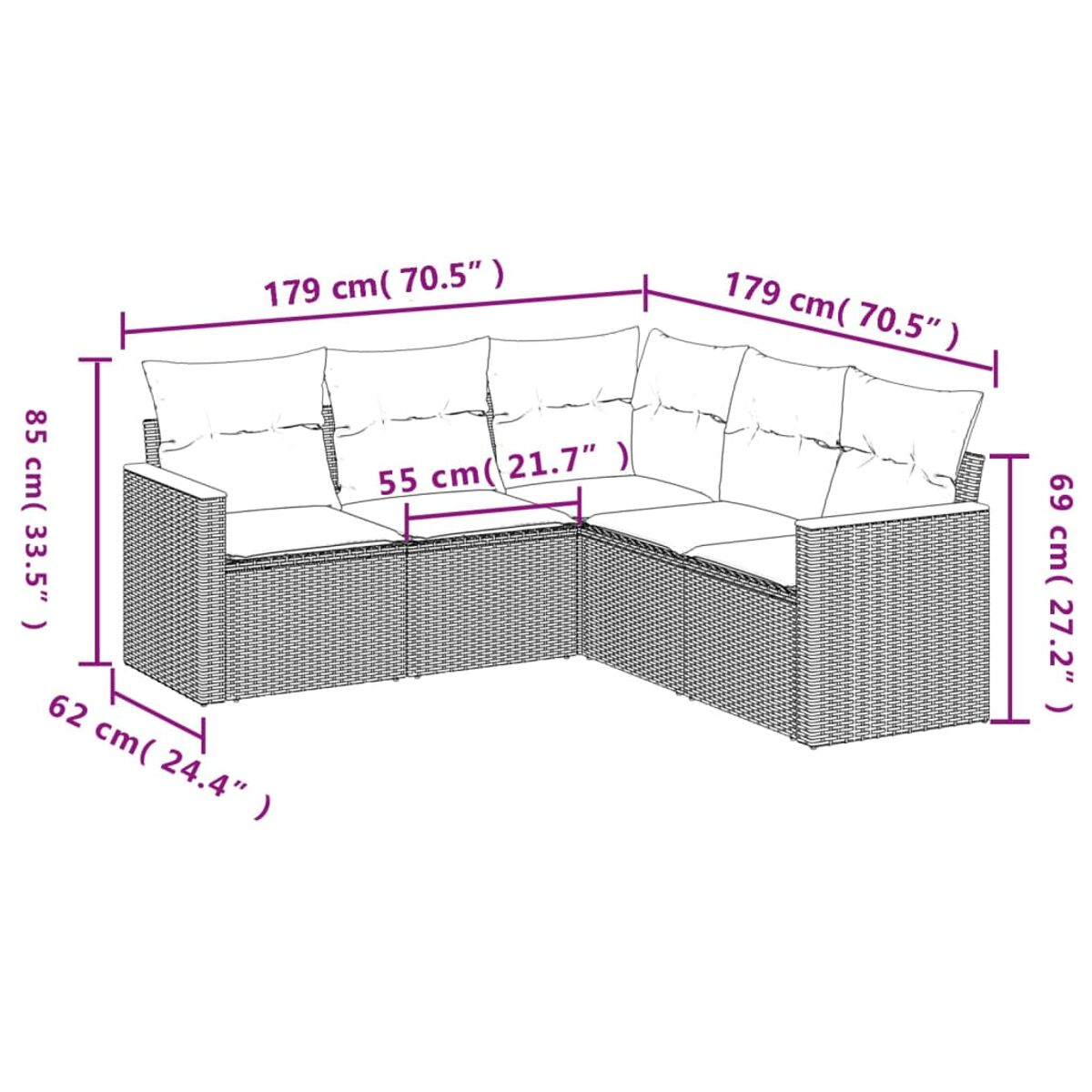 L-förmiges Rattansofa mit Maßen. Beige Kissen. Weißer Hintergrund.