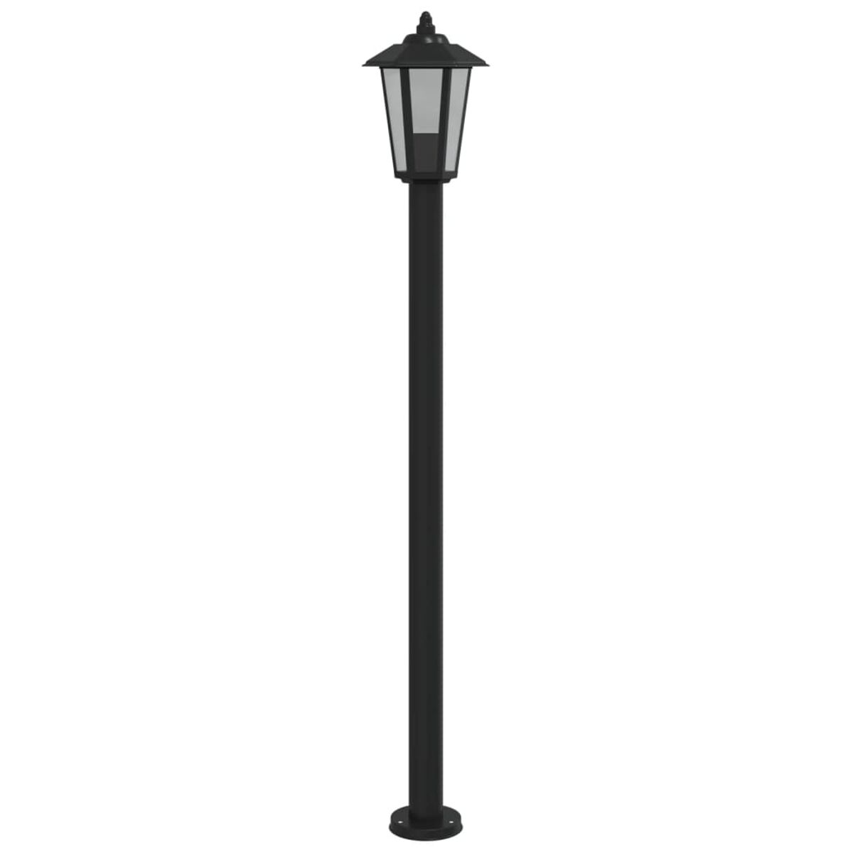 Hohe, schwarze Straßenlaterne mit Glaskopf und schwarzem Sockel, allein stehend.