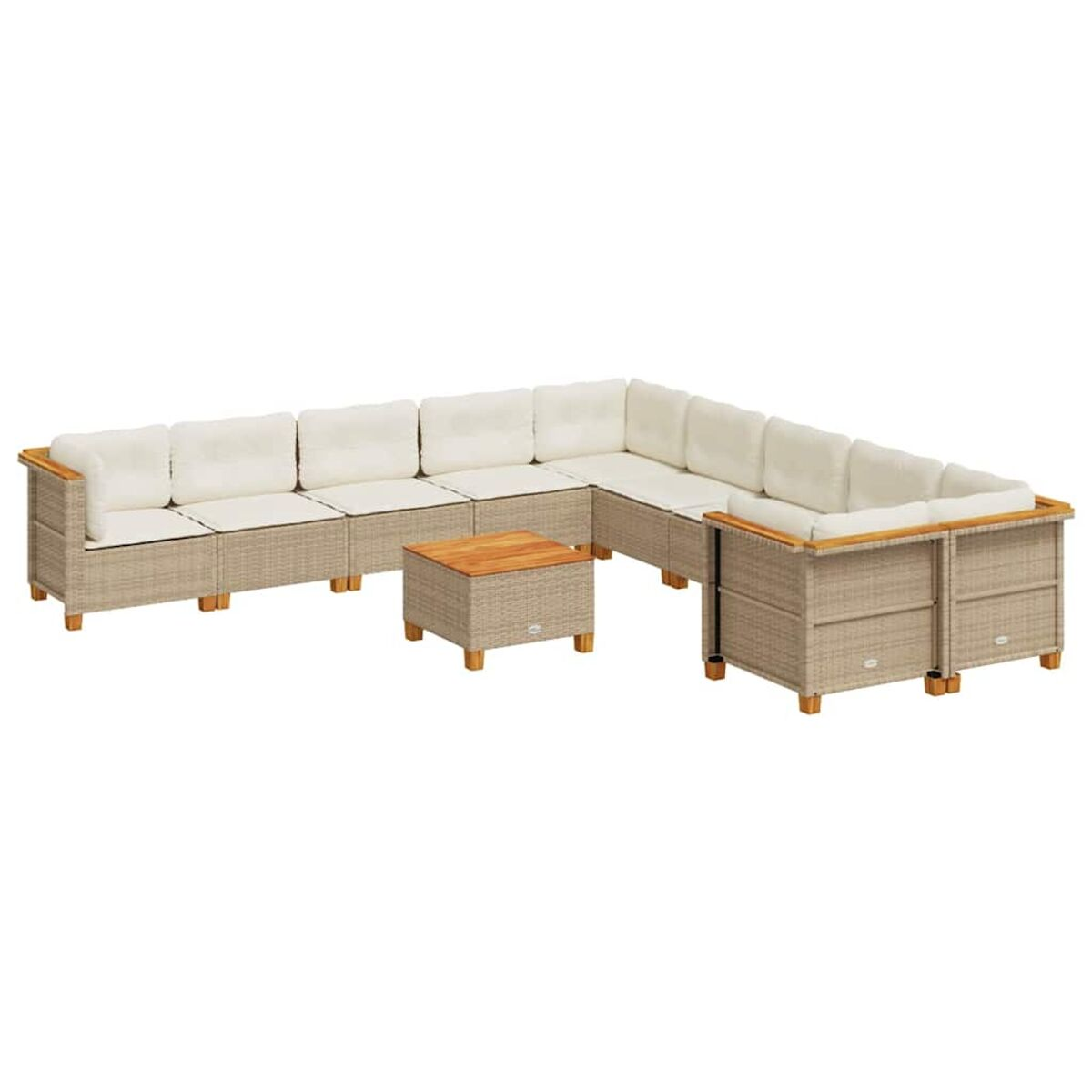 Divano componibile in vimini beige con tavolo in legno e cuscini beige su sfondo bianco.