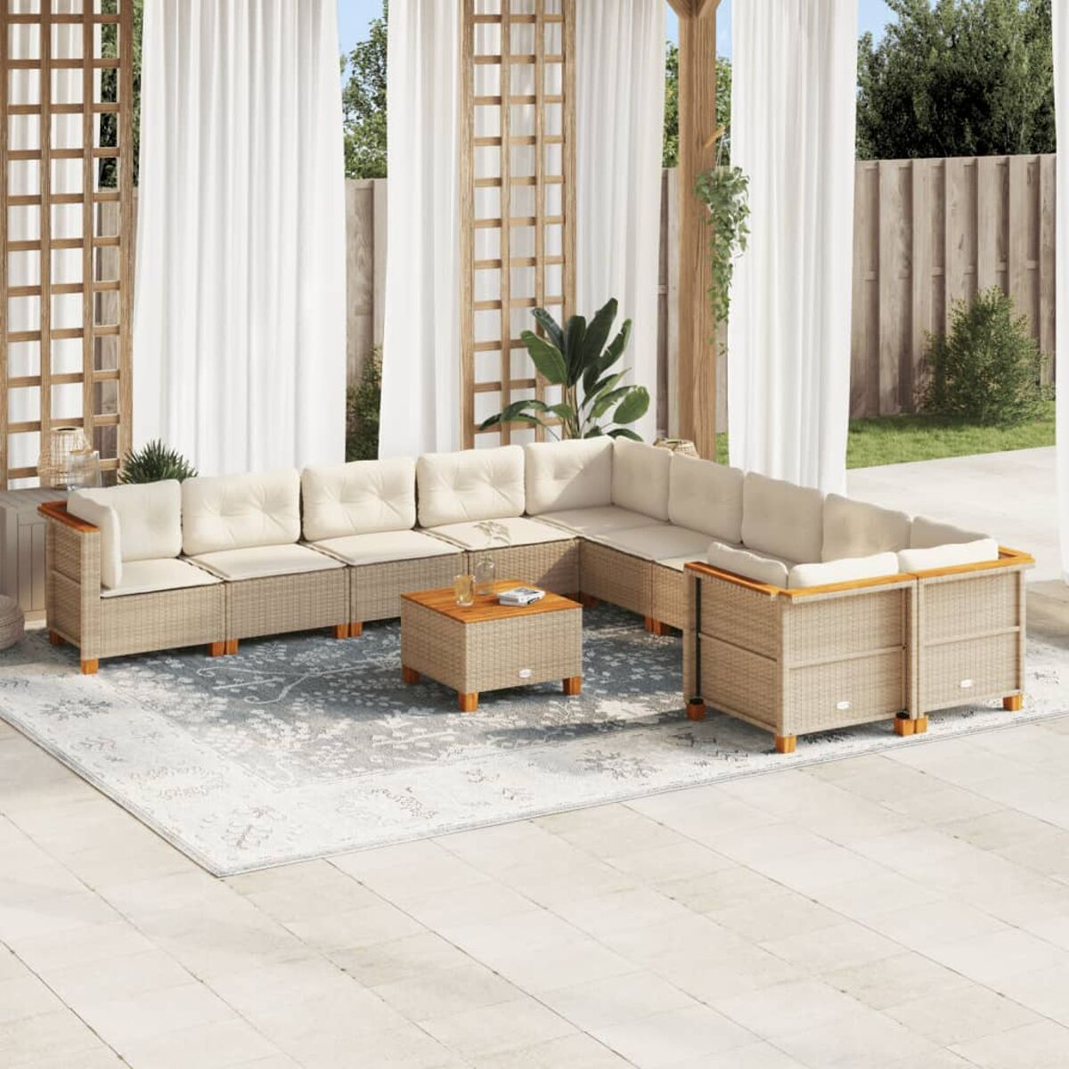 Set da patio esterno con divano, sedie e tavolo, su un tappeto fantasia.