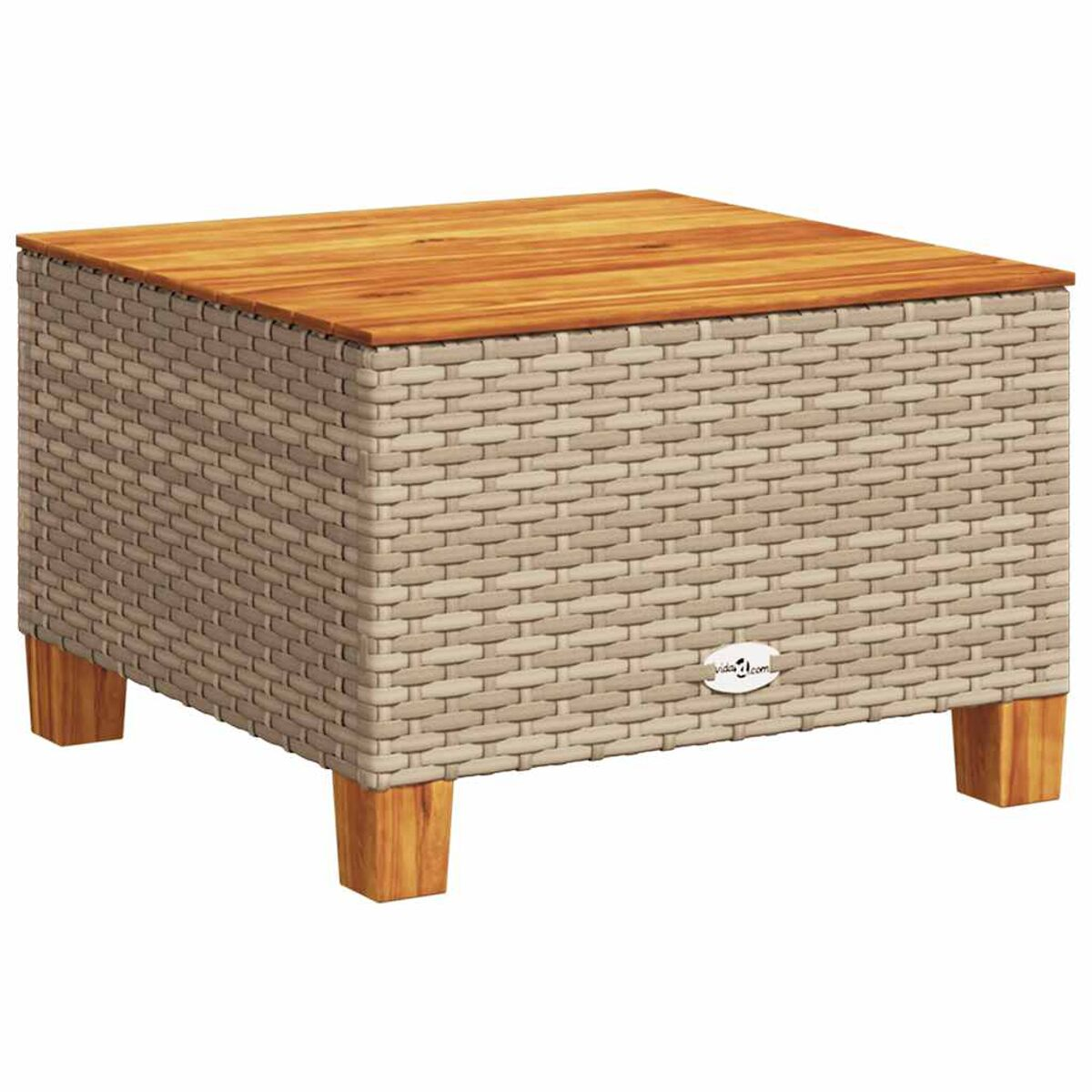 Tavolo quadrato in rattan con piano in legno. Poggia su gambe corte in legno. Ha un logo sul lato.