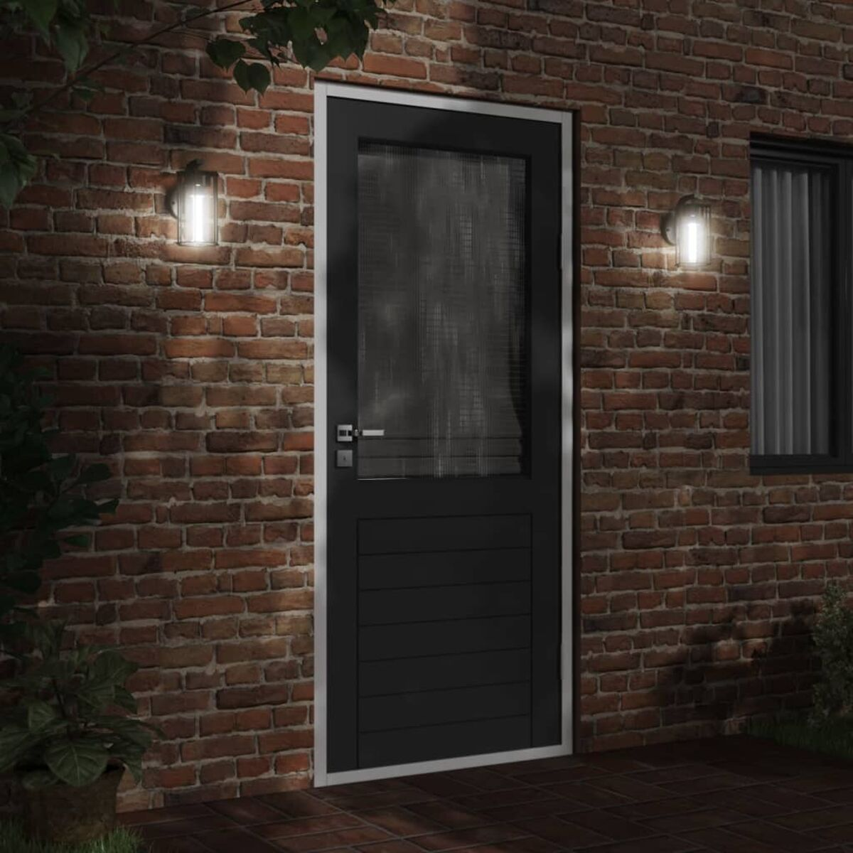 Eine schwarze Tür mit Fenster, flankiert von Wandleuchten an einer Ziegelmauer.