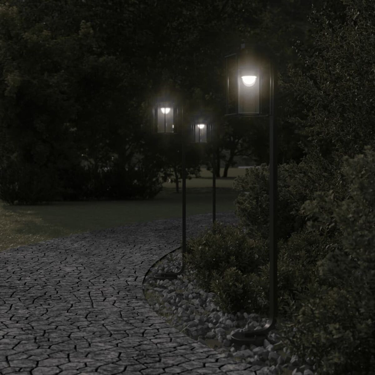 Tre lampioni esterni illuminano un sentiero di pietra di notte. Alberi sullo sfondo.
