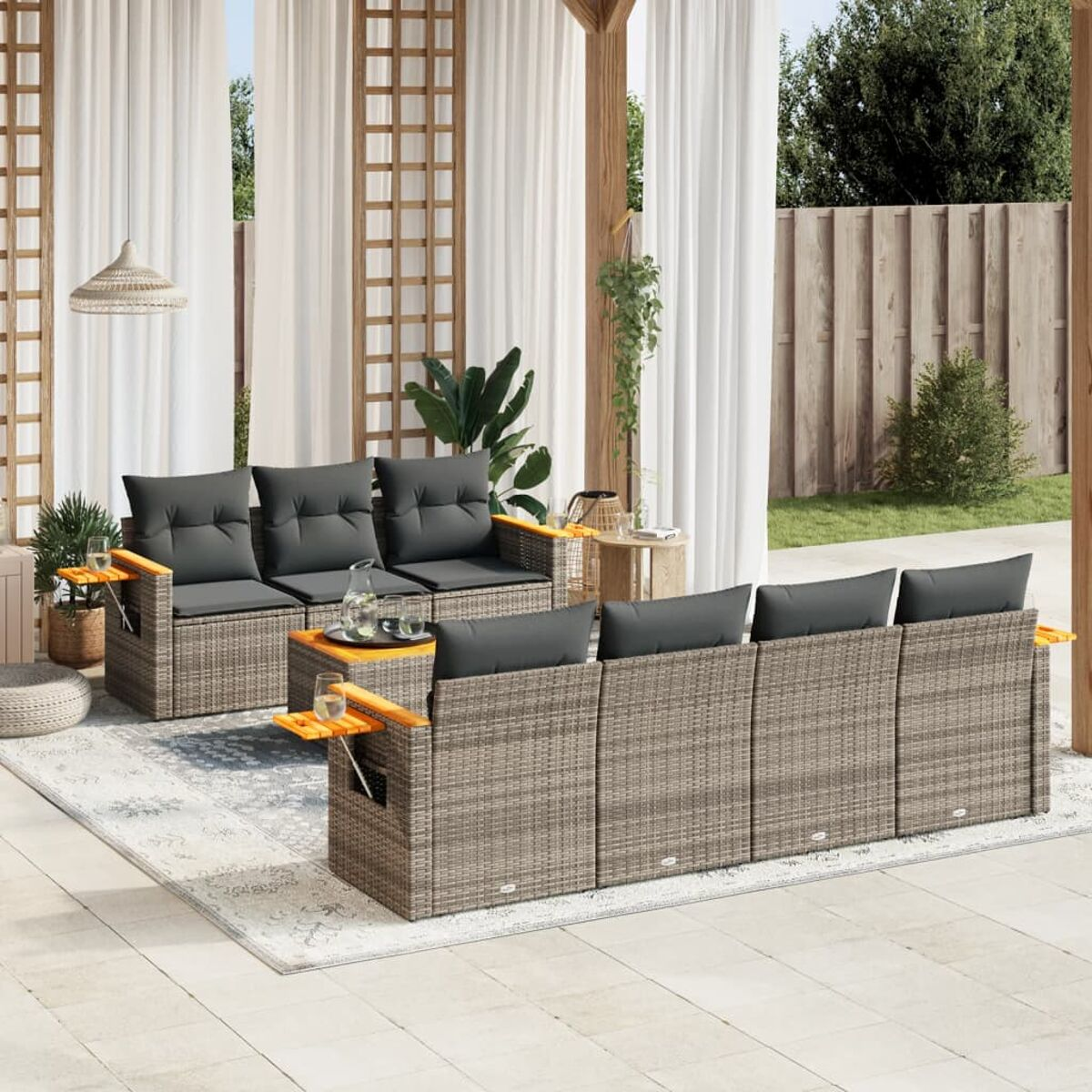 Outdoor-Rattan-Sofagarnitur mit grauen Kissen. Das Set umfasst ein Sofa, Stühle und Beistelltische.