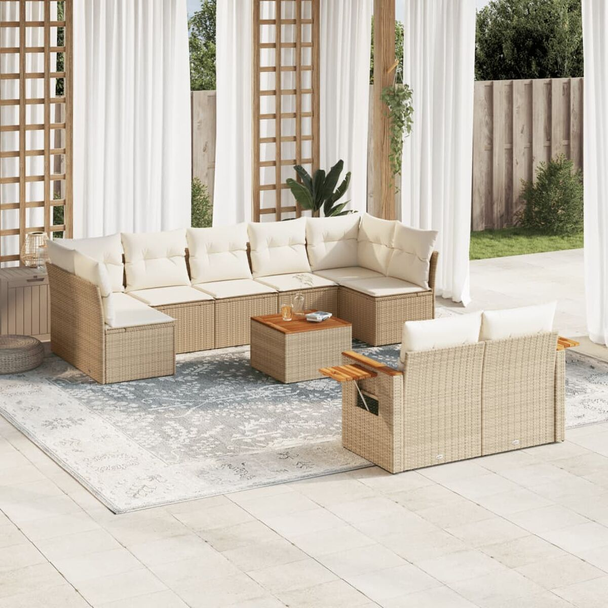 Outdoor-Rattan-Ecksofa mit beigen Kissen und einem quadratischen Couchtisch auf einem blauen Teppich.