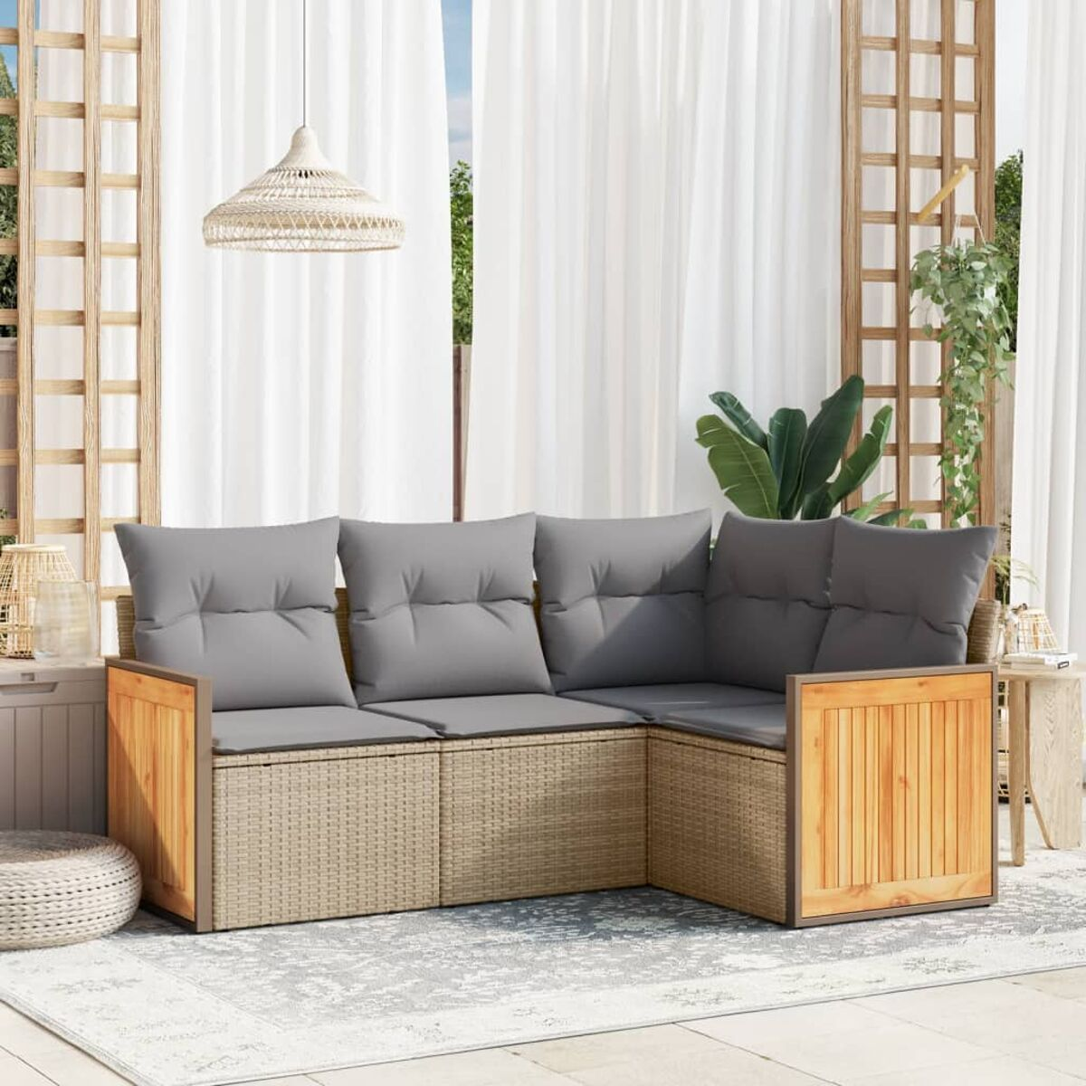 Ecksofa im Freien aus Rattan, mit grauen Kissen, vor einem Fenster und einem Holzgitter.