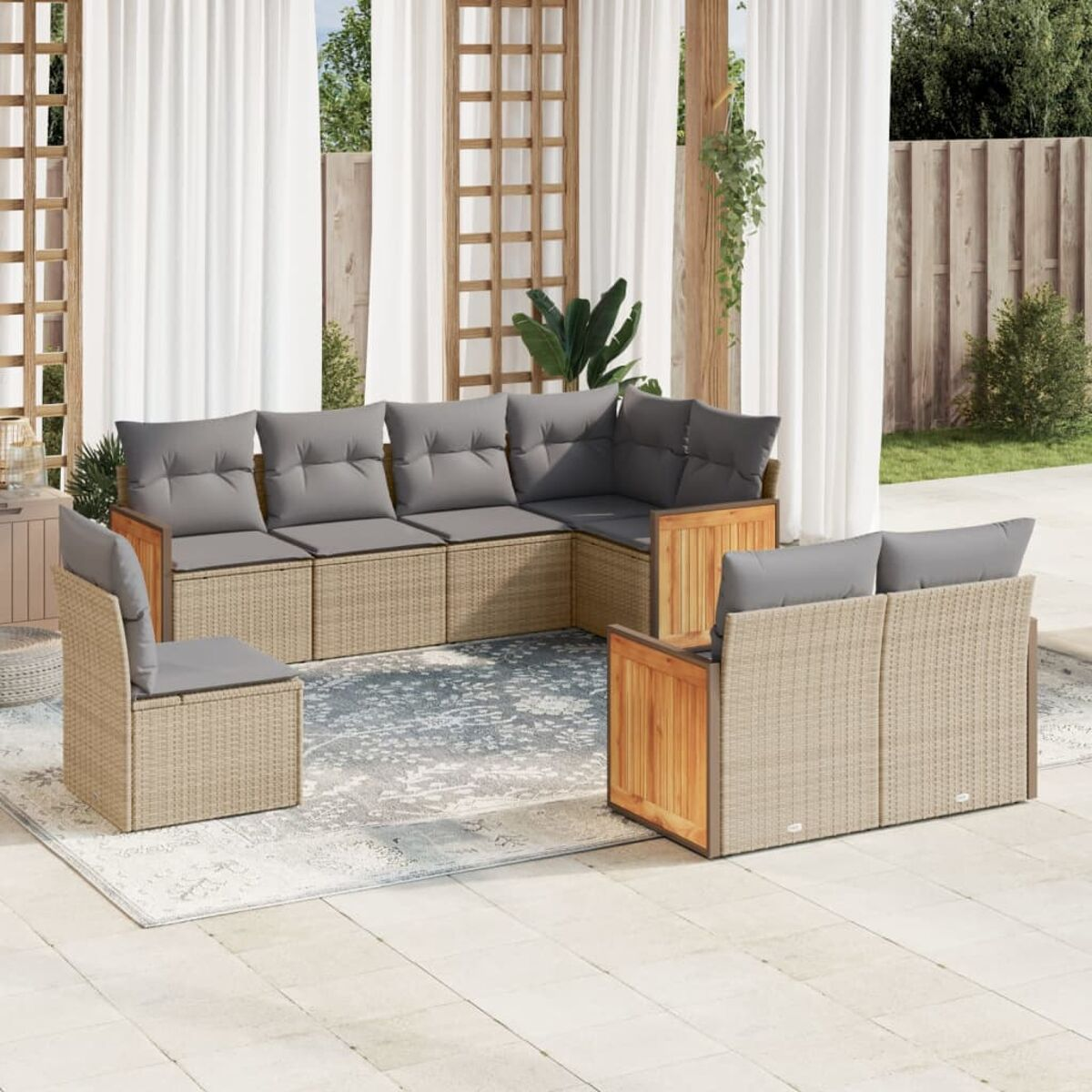 Outdoor-Möbelset: Sofa und Sessel mit grauen Kissen und Korbflechtrahmen. Teppich auf der Terrasse.