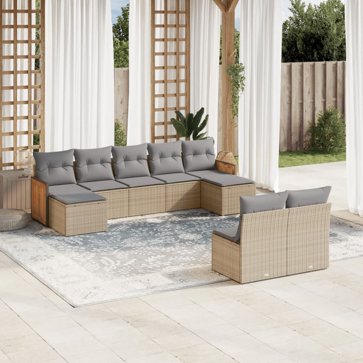 Beiges Korbmöbel-Ecksofa mit grauen Kissen auf einem Teppich.