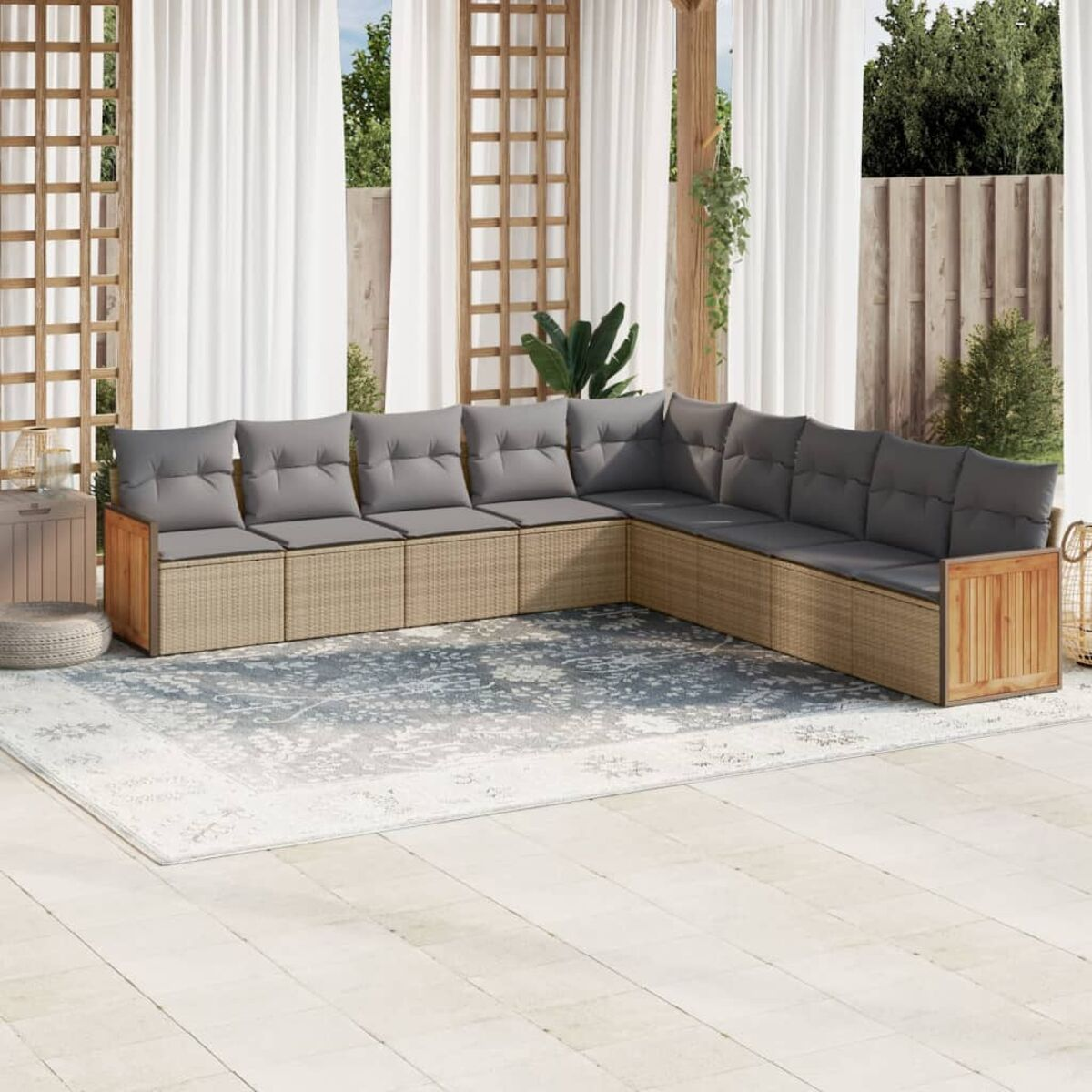 Rattan-Ecksofa mit grauen Kissen. Auf Teppich, unter Holzkonstruktion. Garten-Szene.