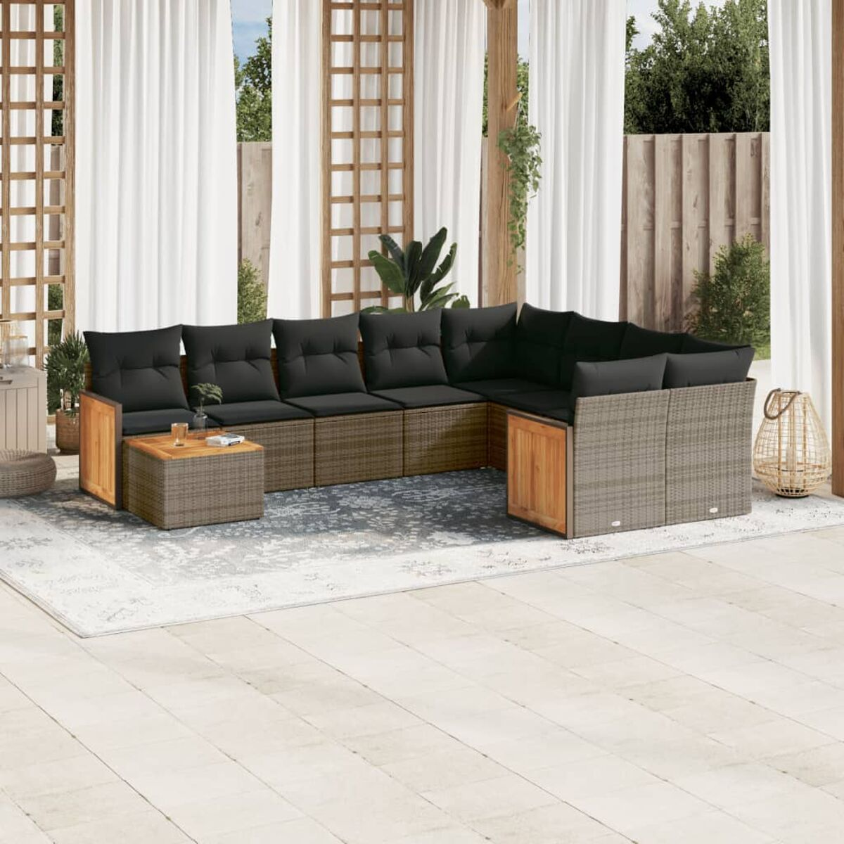 Outdoor-Ecksofa mit schwarzen Kissen und einem kleinen Tisch auf einer Terrasse.