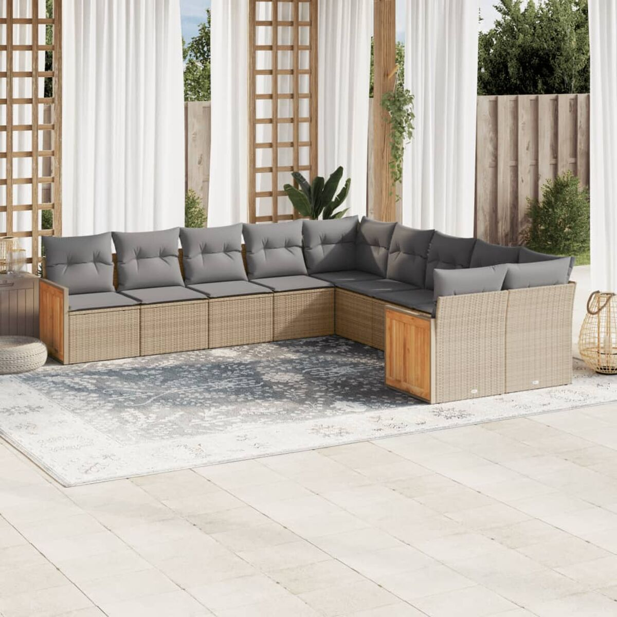 Terrassenmöbel mit Ecksofa, zwei Sesseln und Tisch, graue Kissen, auf einem Teppich.