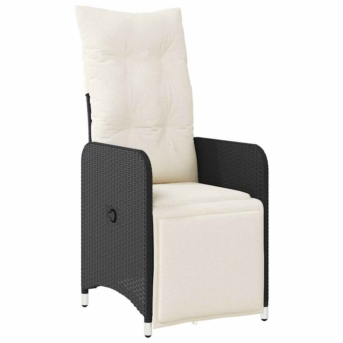 Sedia in rattan nero con schienale alto e cuscino crema. Gambe argentate.