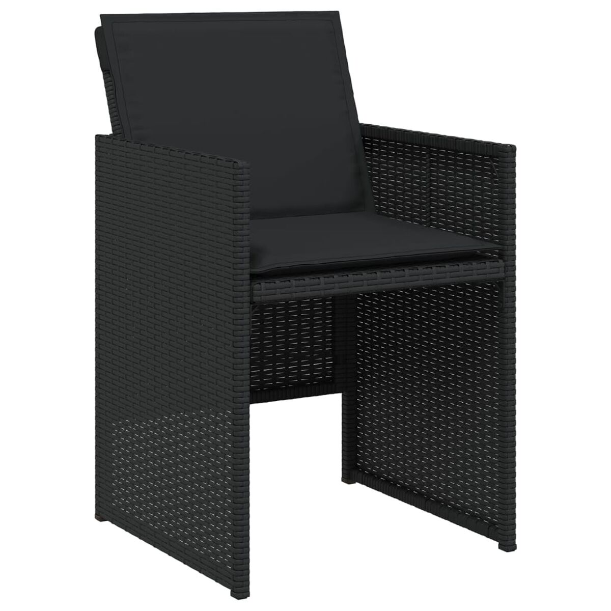 Schwarzer Rattan-Stuhl mit schwarzem Kissen auf weißem Hintergrund, zeigt ein einfaches Design.