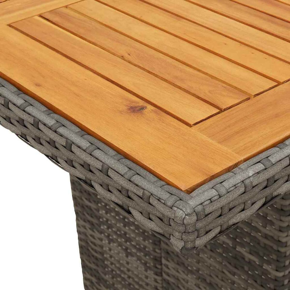 Nahaufnahme einer Ecke eines Holz- und Rattan-Tisches. Zeigt die Textur der Materialien.