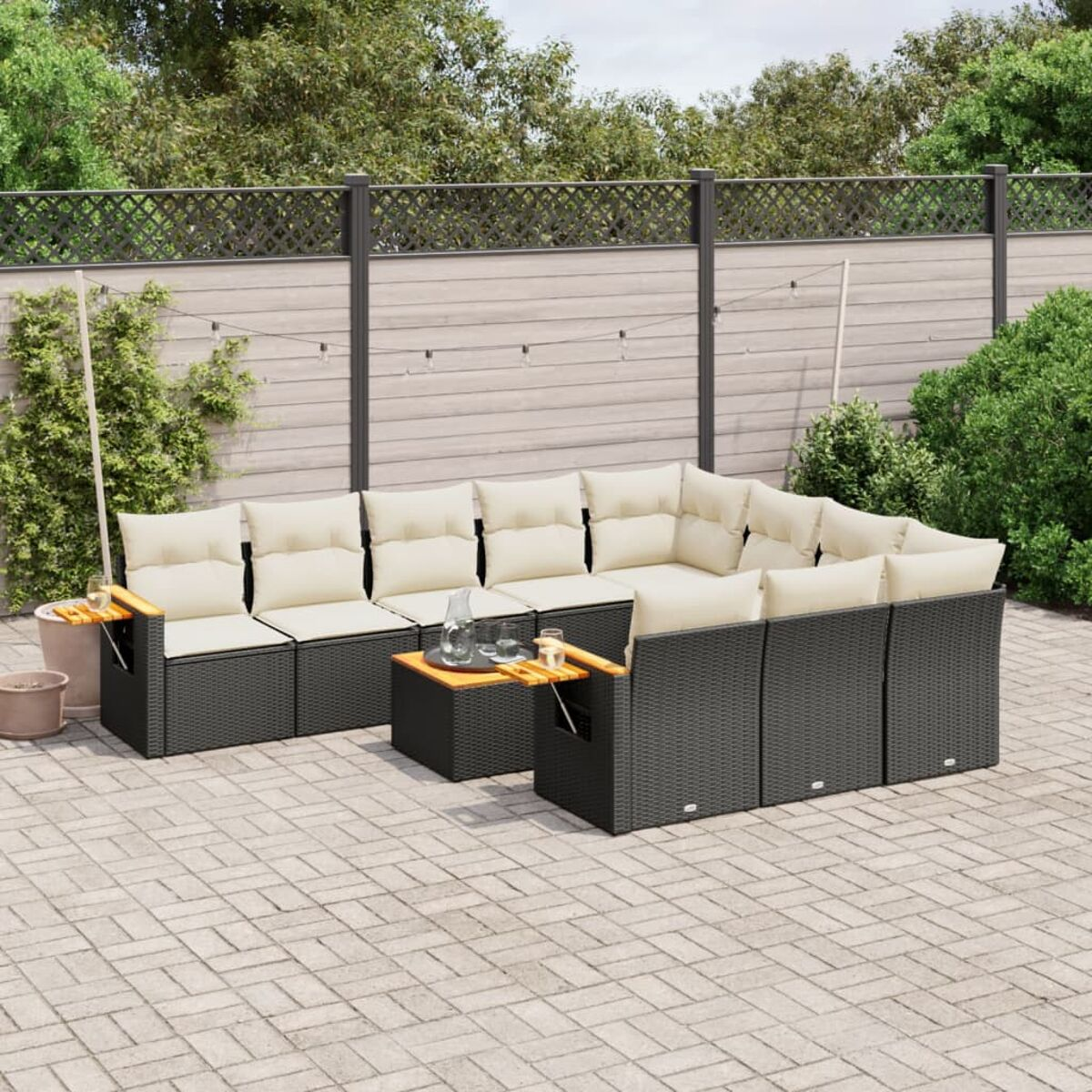 Ein schwarzes Outdoor-Ecksofa-Set aus Korbgeflecht mit cremefarbenen Kissen. Kleiner Tisch und Getränke.