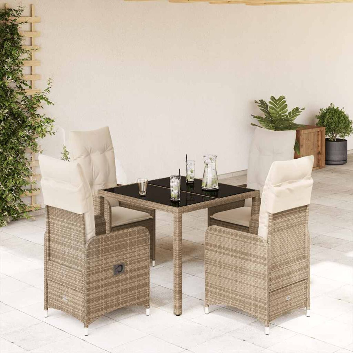 Set da pranzo per esterni con due sedie, un tavolo e piante. Mobili color beige su un patio.