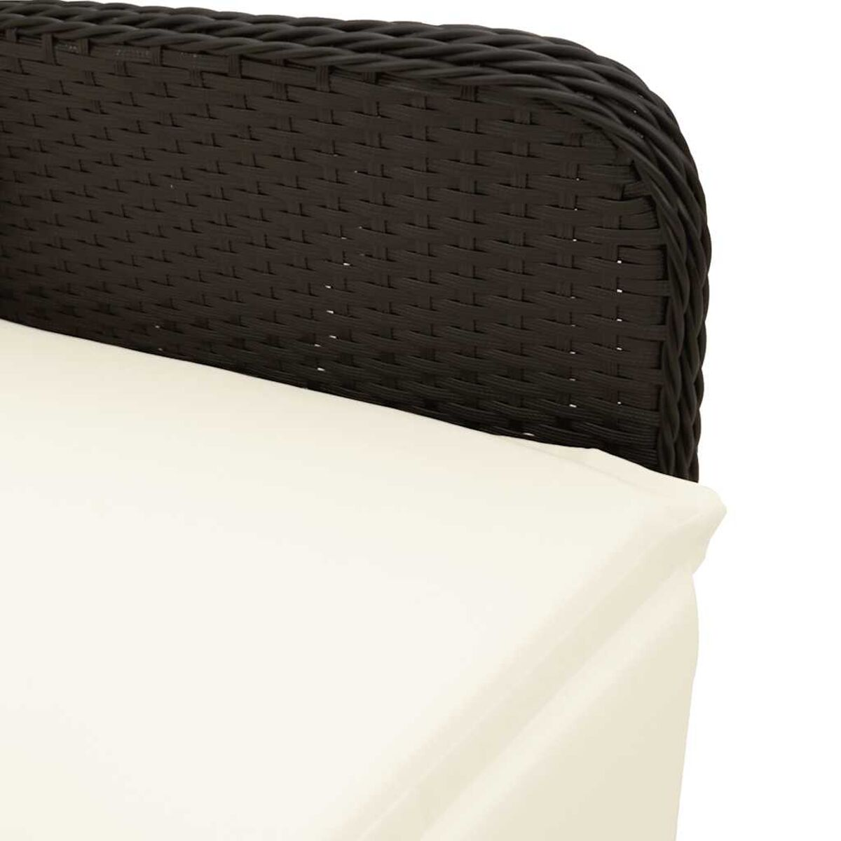 Primo piano di uno schienale in vimini nero e un cuscino bianco su un mobile.