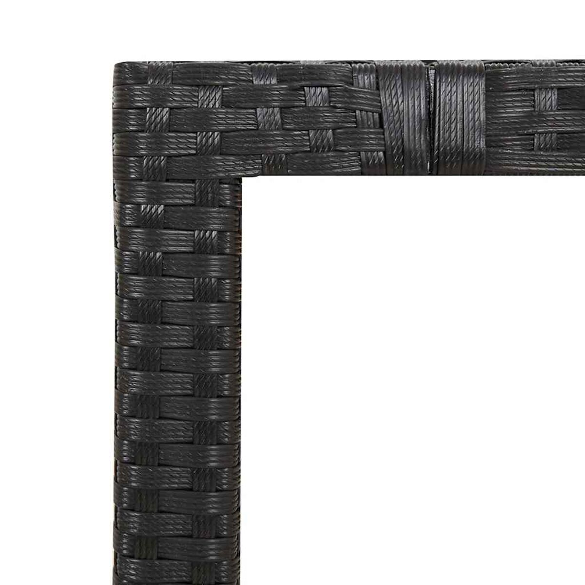 Primo piano di un angolo di mobili in vimini neri. Il motivo intrecciato è visibile.