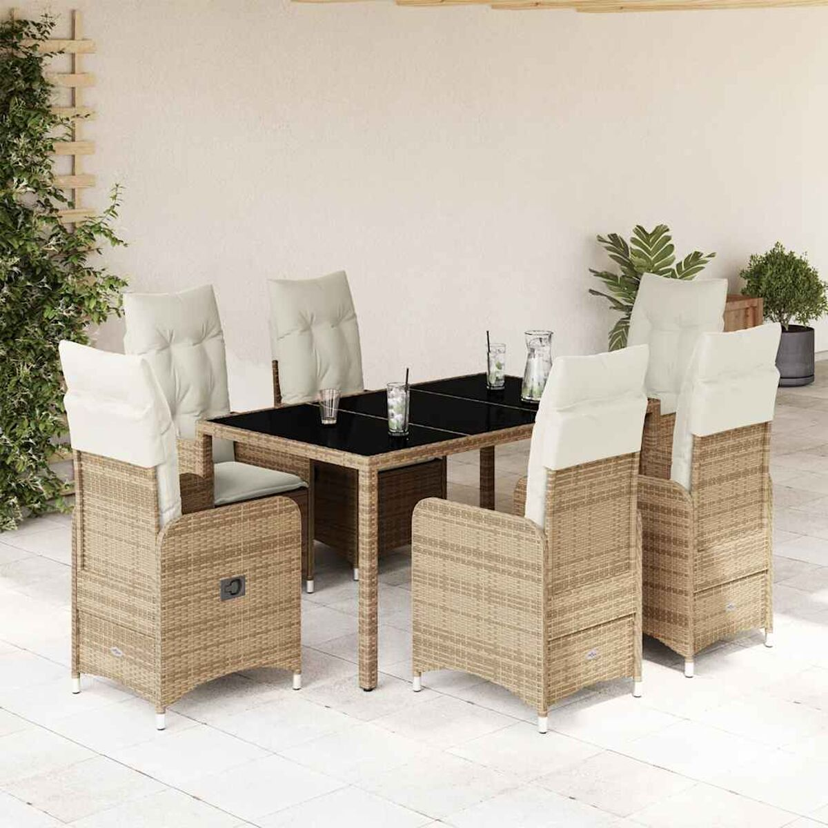 Set da pranzo per esterni con tavolo, sei sedie e bevande, su un patio chiaro.