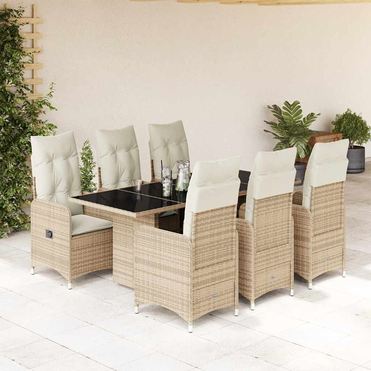 Set da pranzo su un patio, tra cui un tavolo, sedie e decorazioni con uno sfondo luminoso.