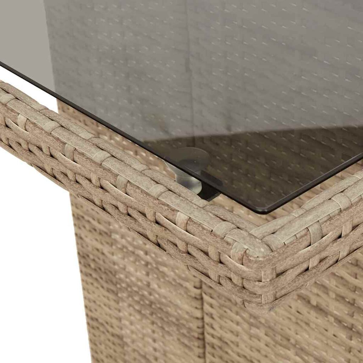 Primo piano di un angolo del tavolo. Si possono vedere l'intreccio in rattan e la superficie in vetro.