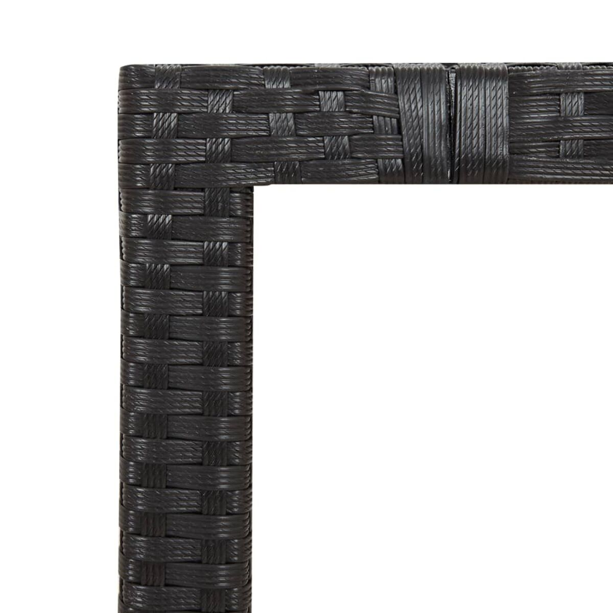 Primo piano di un angolo in vimini nero. Il vimini è strettamente intrecciato e forma un angolo.