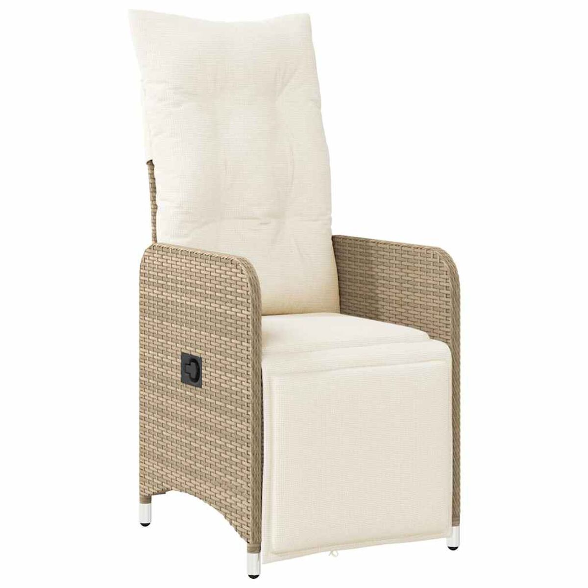 Una poltrona reclinabile in vimini beige con cuscino. Ha un poggiapiedi e una maniglia nera.