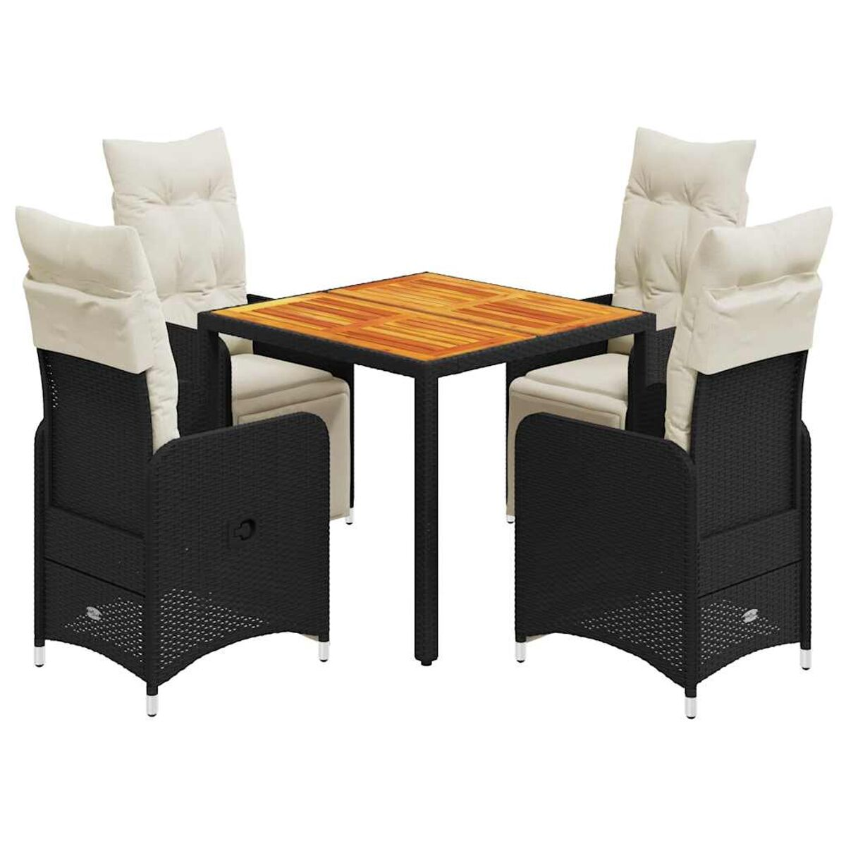 Sedie in rattan nero con cuscini bianchi attorno a un tavolo quadrato in legno su bianco.