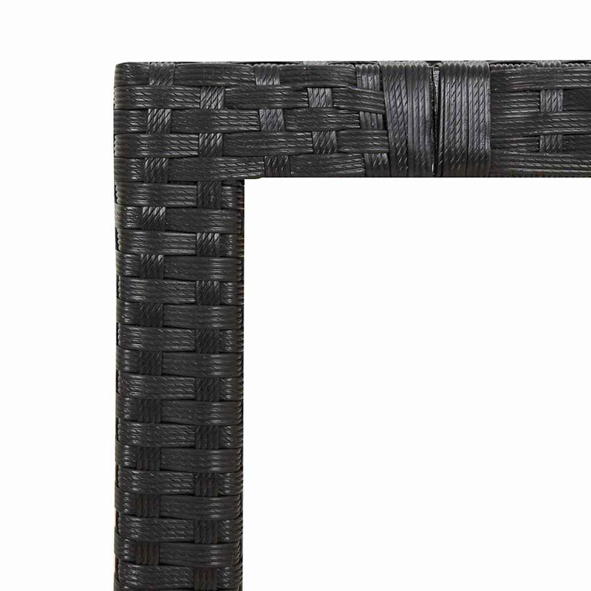 Un primo piano di un angolo in vimini nero. Il vimini ha un motivo intrecciato ed è resistente.