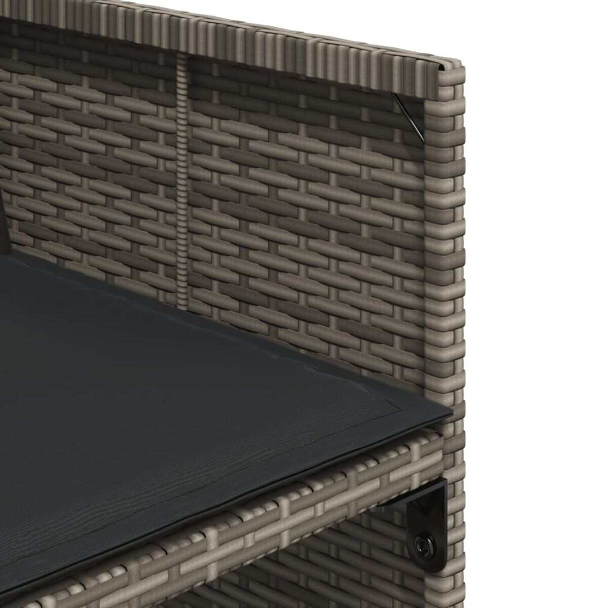 Nahaufnahme von Korbmöbeln mit schwarzem Kissen; die Materialtextur ist sichtbar.