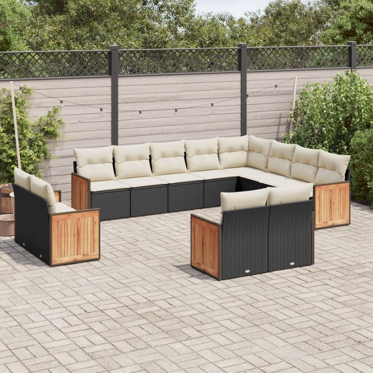 Outdoor-Ecksofa mit beigen Kissen, schwarzen Rahmen und Holzakzenten, Ziegelterrasse, Zaun im HG.