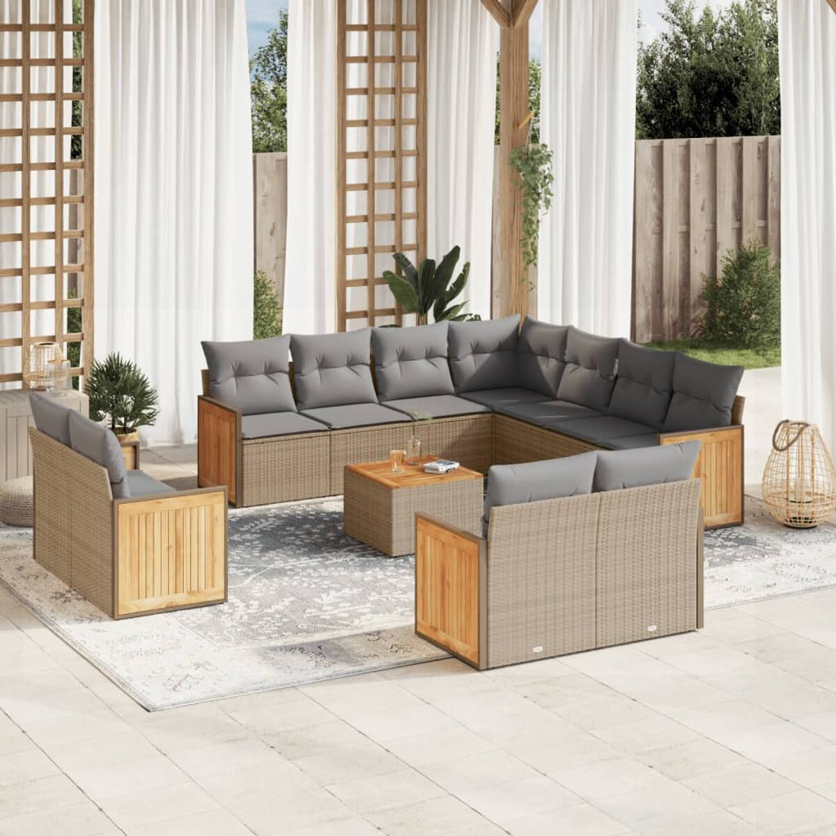 Beiges Outdoor-Ecksofa aus Korbgeflecht mit grauen Kissen, quadratischem Tisch und Holzakzenten.