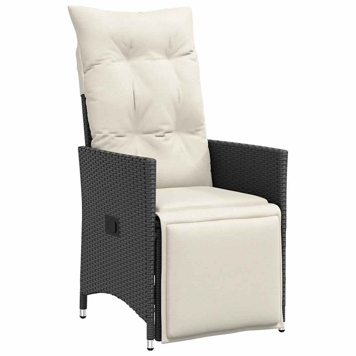 Poltrona reclinabile in rattan nero con cuscino crema. Gambe in metallo. La sedia è in un ambiente neutro.