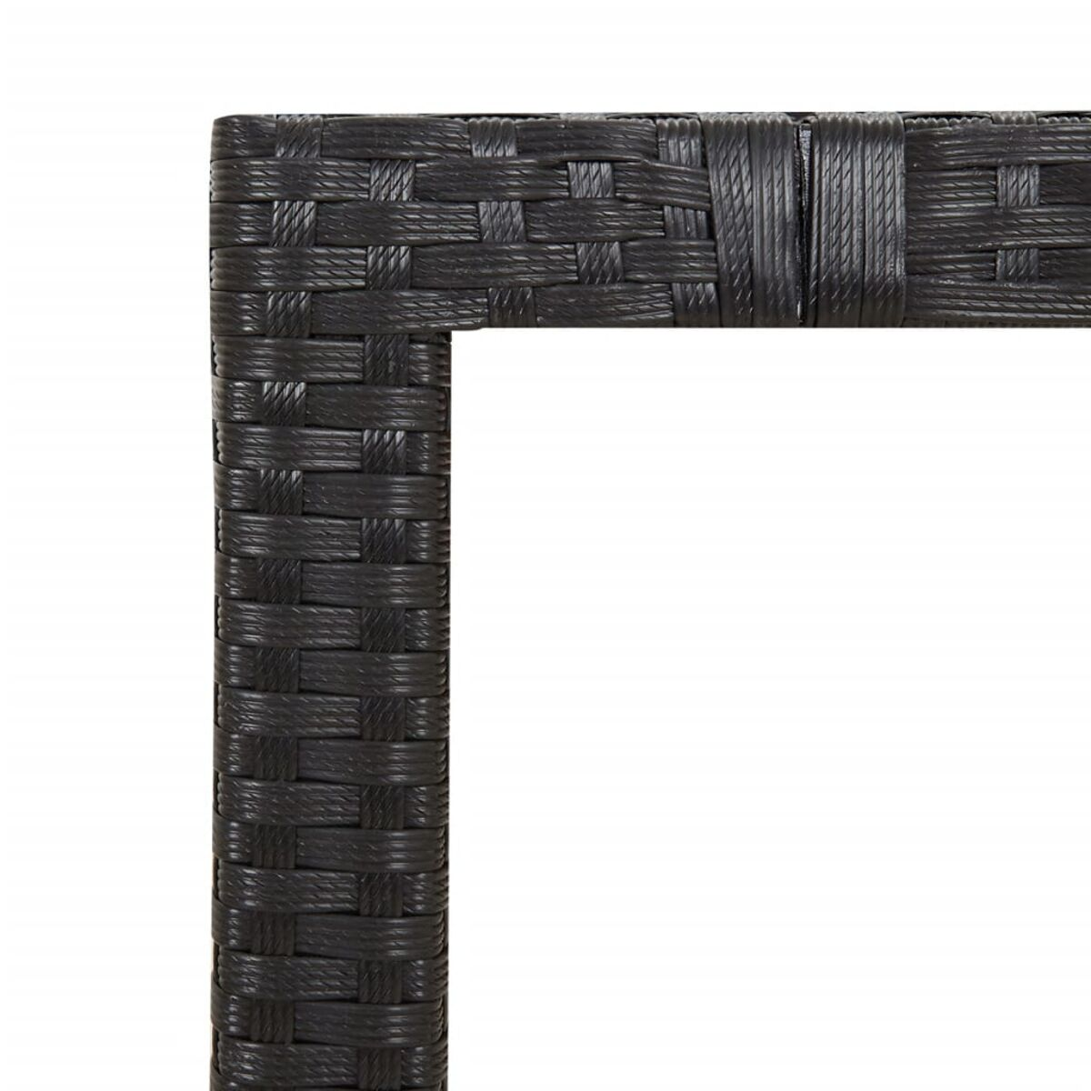 Dettaglio angolo di mobili in vimini. Tessuto nero intrecciato, sfondo bianco.