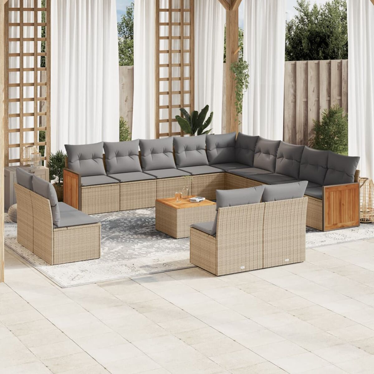 Terrassenset mit einem Ecksofa, einem Tisch und zwei Stühlen. Beige Kissen.