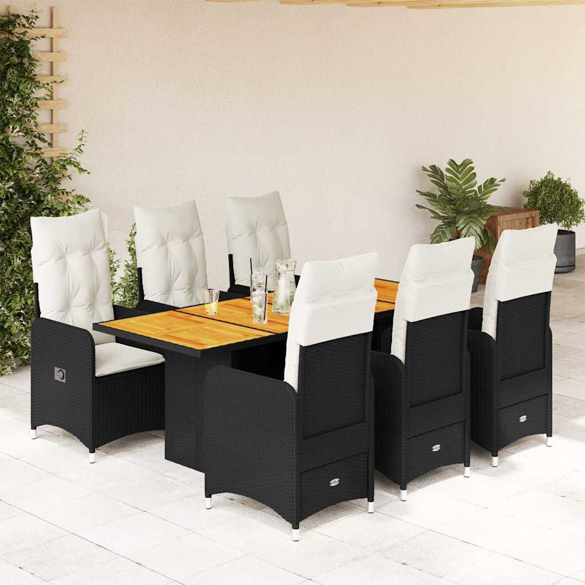 Set da pranzo all'aperto: sedie nere, cuscini bianchi e tavolo in legno.