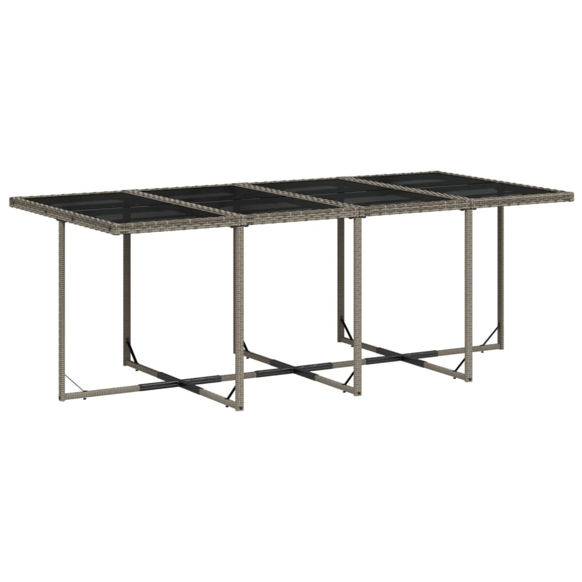 Un tavolo lungo e rettangolare in vimini. Ha un piano in vetro e gambe in metallo. È isolato su bianco.