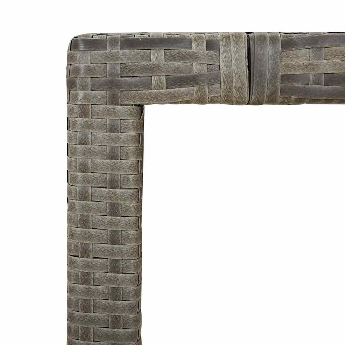 Nahaufnahme einer Ecke eines grauen Korbmöbelstücks, die gewebte Textur und eine verstärkte Kante zeigt.