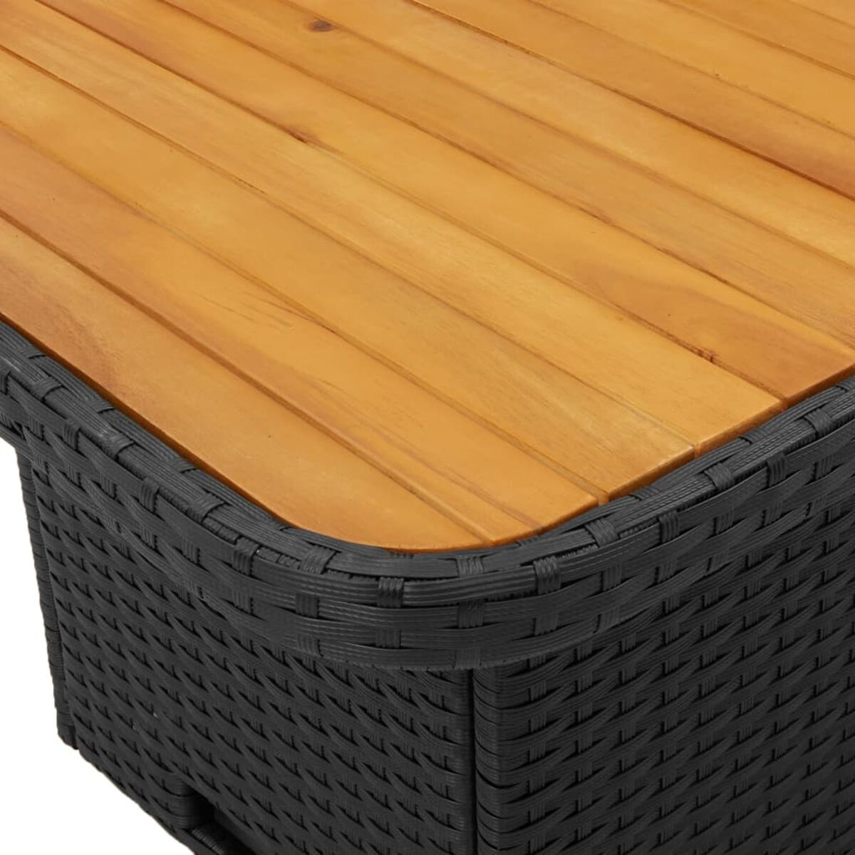 Primo piano di un tavolo in vimini nero con piano in legno.
