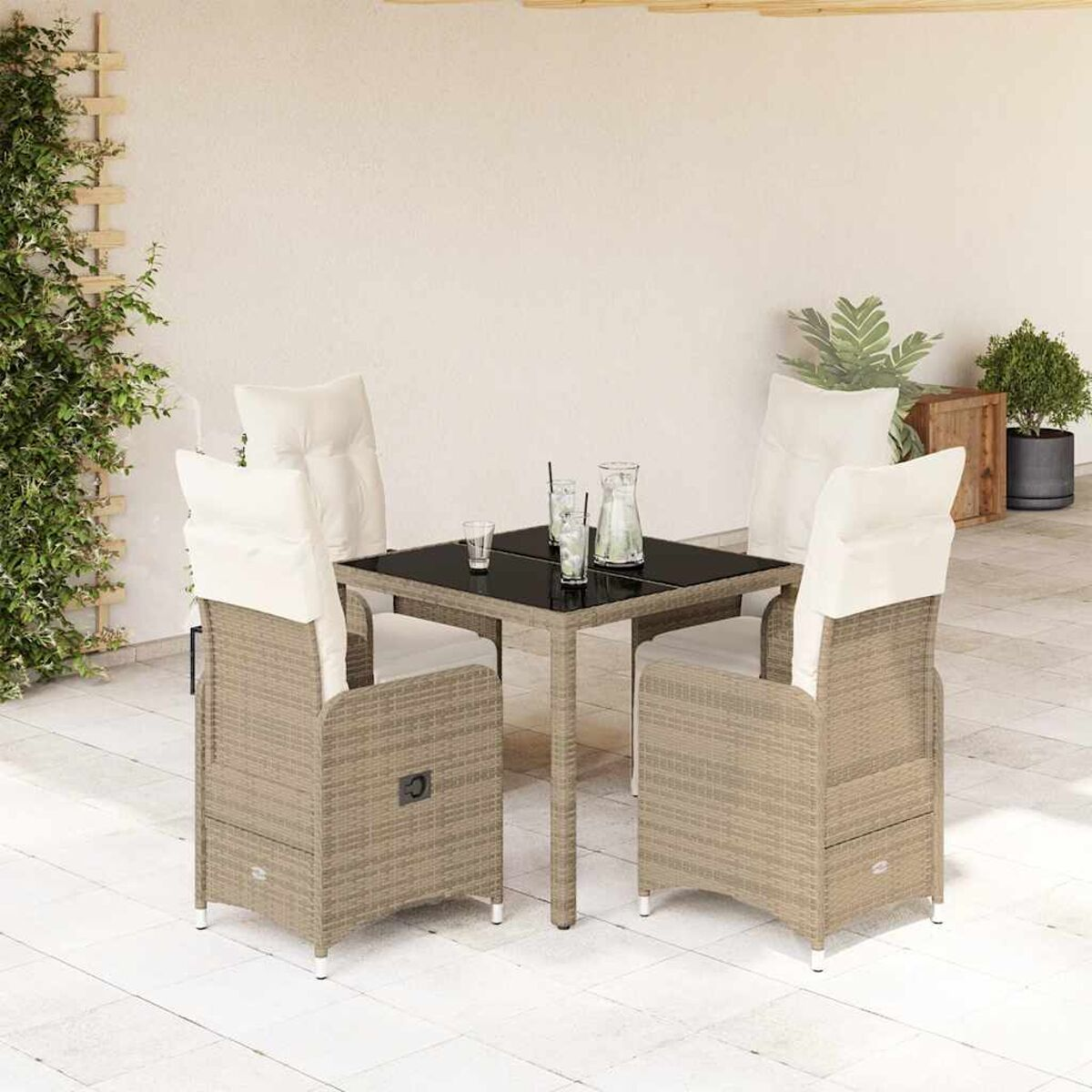 Set patio esterno con tavolo quadrato e sedie. Le sedie hanno cuscini bianchi.
