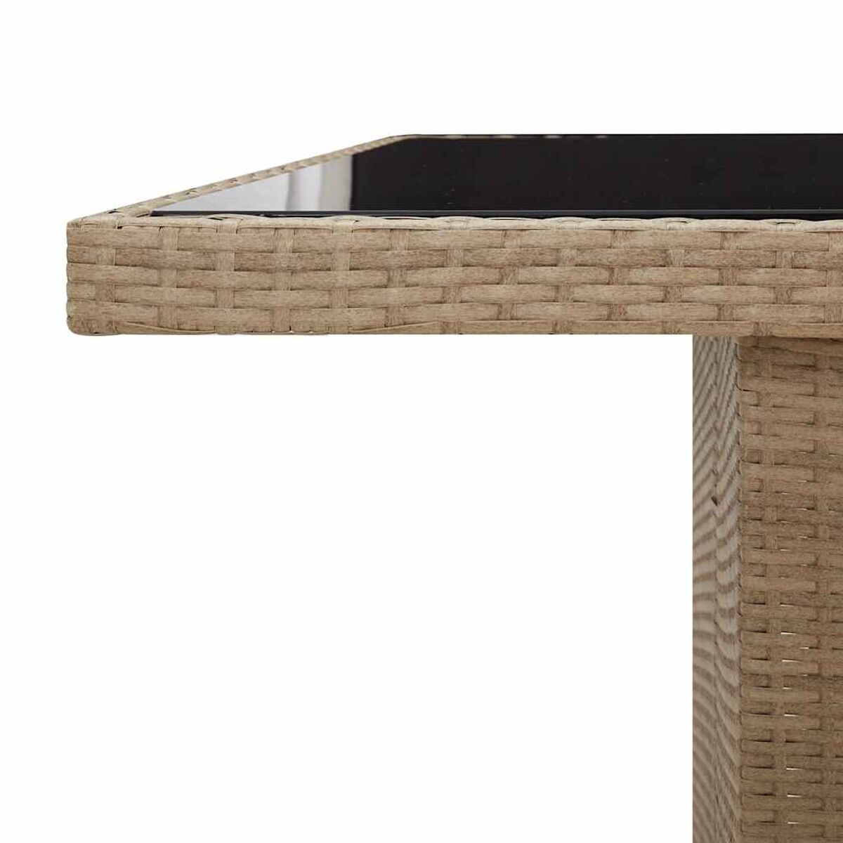 Primo piano di un angolo di tavolo in vimini beige con piano in vetro nero.
