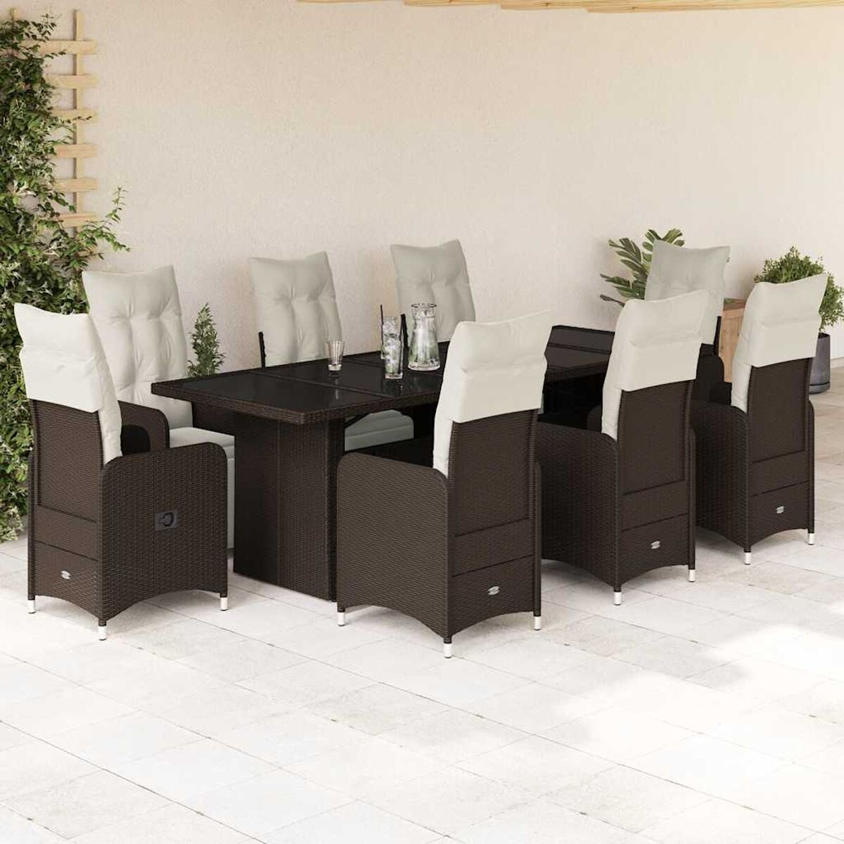 Essgruppe für den Außenbereich: dunkelbrauner Wicker-Tisch mit sechs Stühlen mit weißen Kissen.