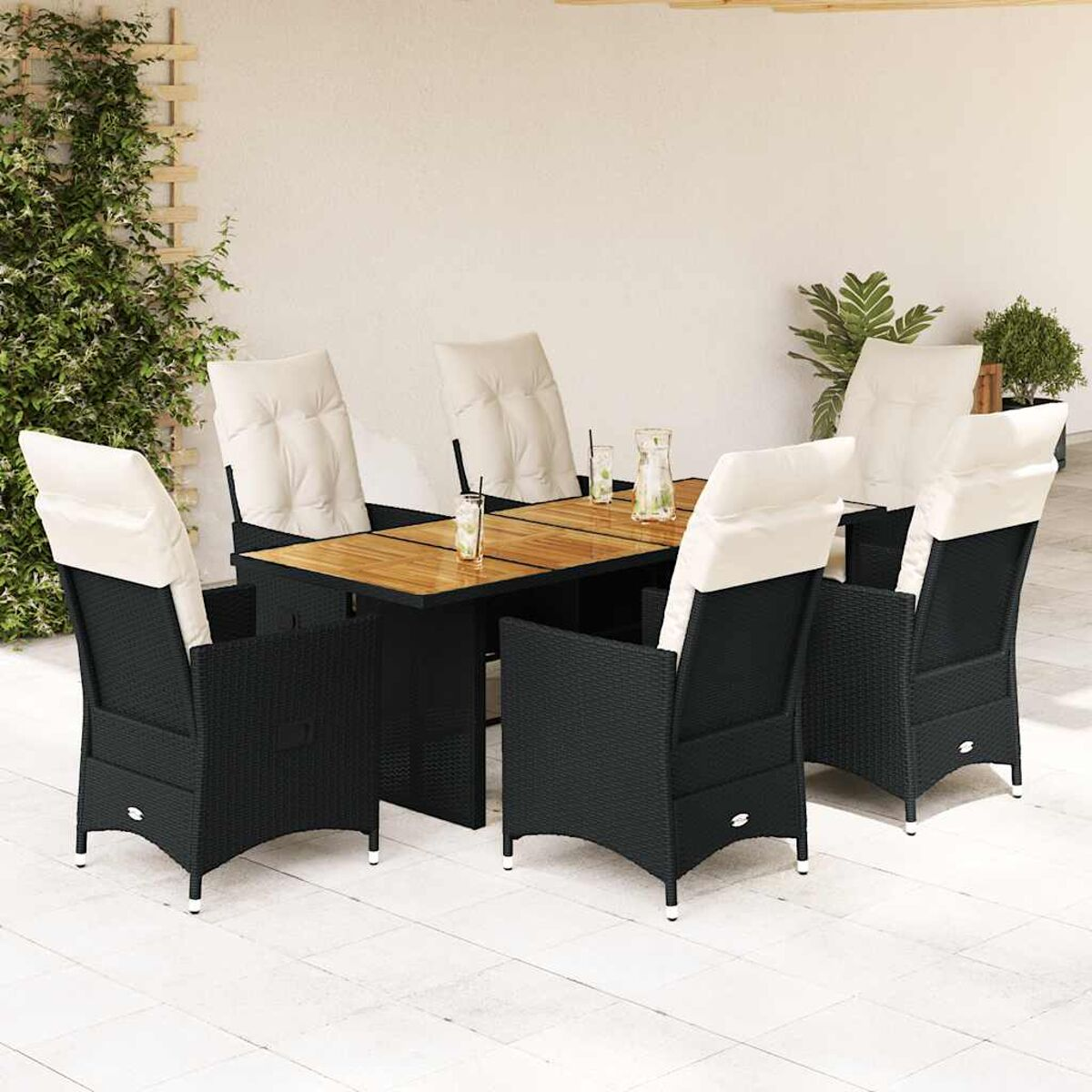 Eine Essgruppe im Freien mit einem Tisch und sechs Stühlen. Der Tisch ist aus Holz.