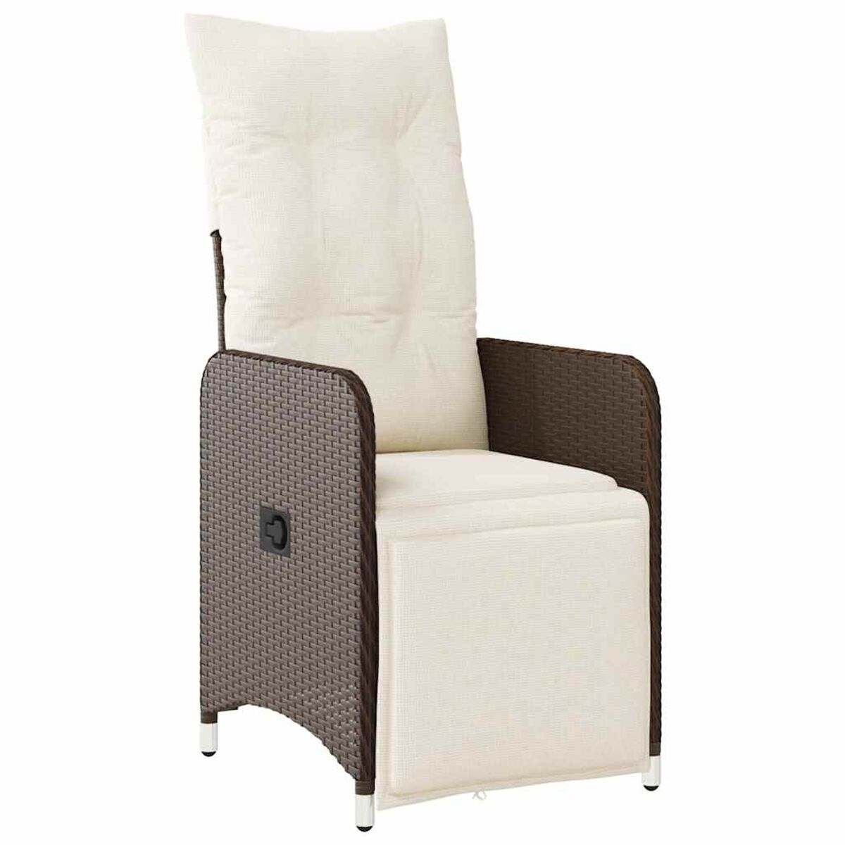 Sedia in rattan marrone e bianca con cuscino, su sfondo bianco.
