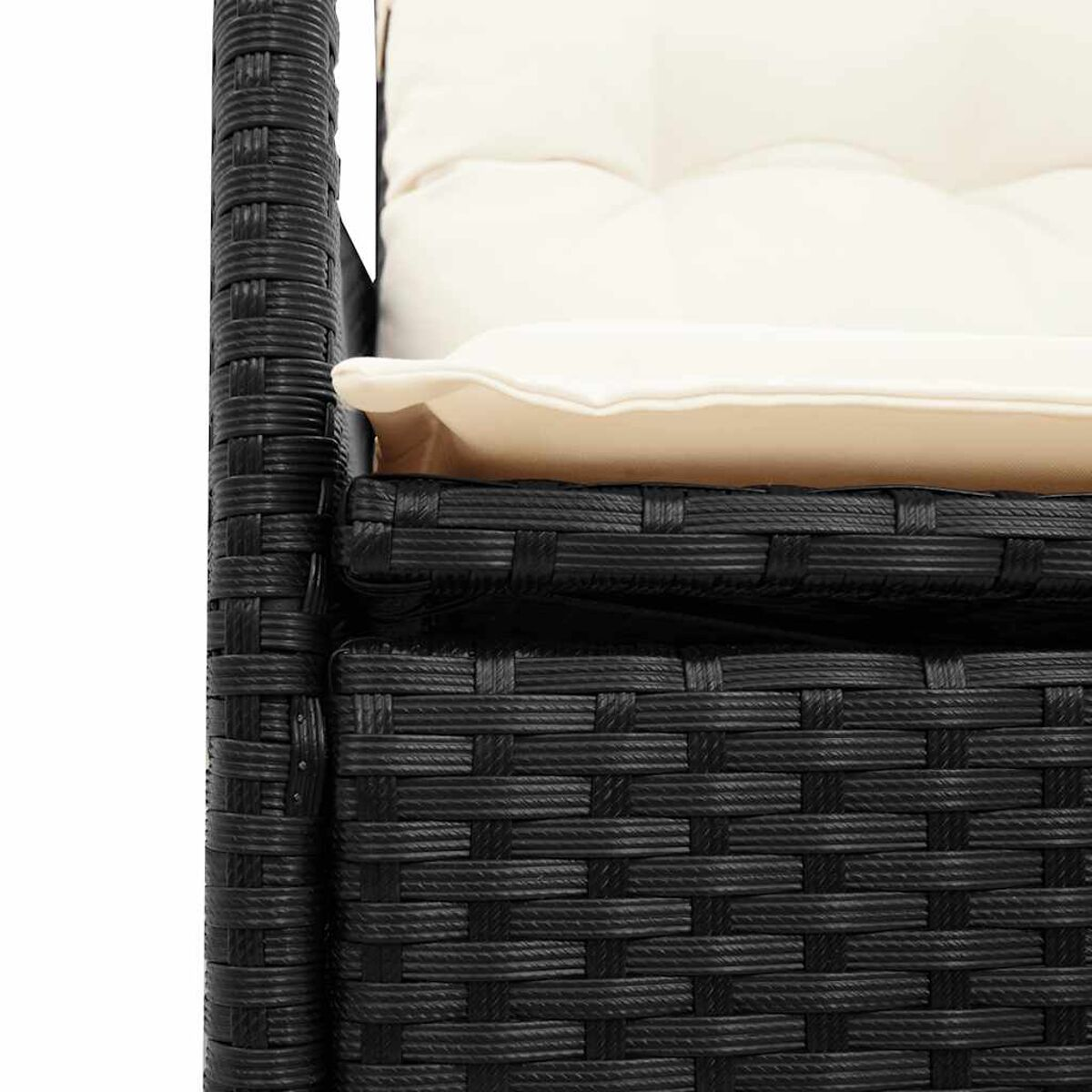Primo piano del bracciolo di una sedia in vimini nera con cuscino color crema. Sfondo bianco.
