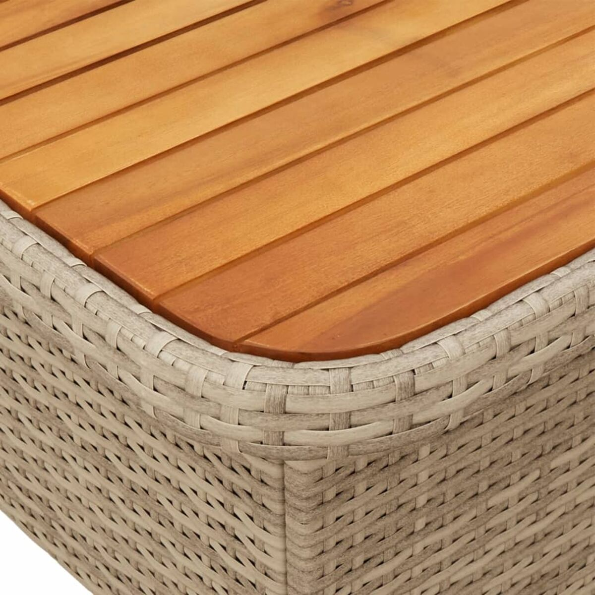 Nahaufnahme eines Korbtisches mit Holzplatte. Das Holz hat eine natürliche Farbe.