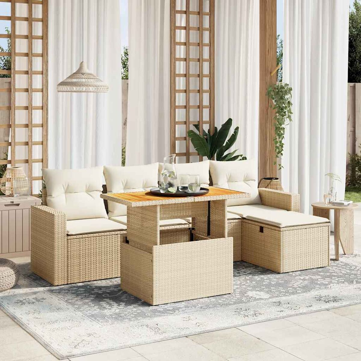 Set di mobili da esterno in vimini beige con cuscini grigi e tavolo in legno su un tappeto fantasia.