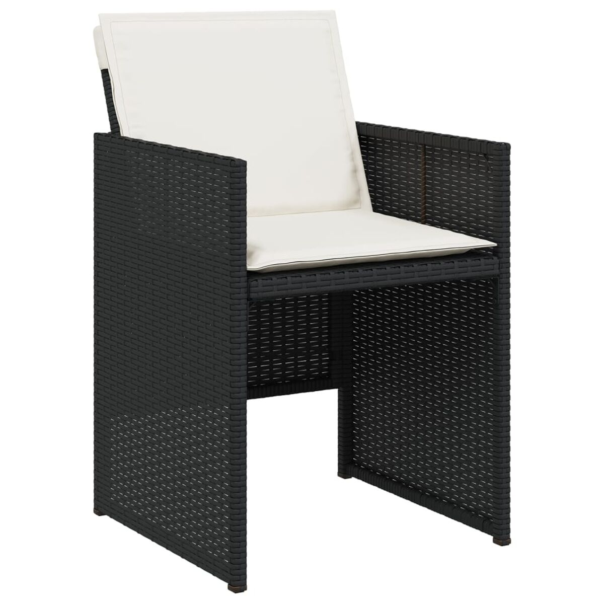 Schwarzer Rattan-Außenstuhl mit weißem Kissen und Armlehnen, isoliert.