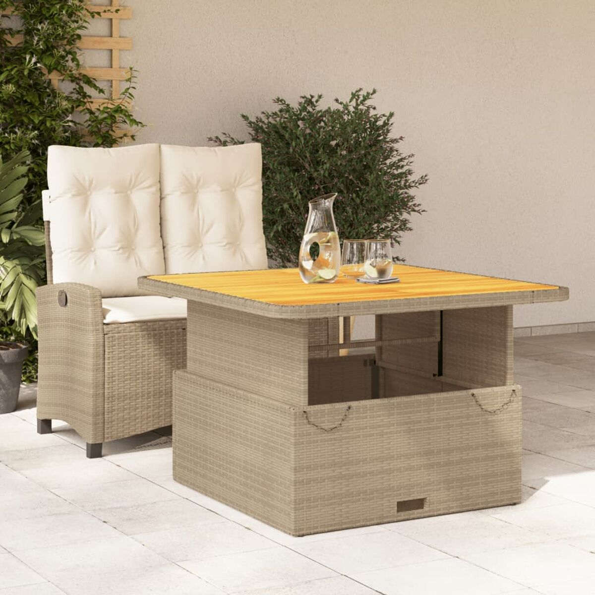 Tisch im Freien mit Holzplatte und Stuhl mit hohem Rücken. Helles beiges Rattan.